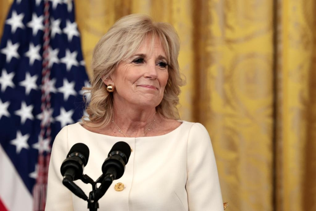 Đệ nhất phu nhân Mỹ Jill Biden kể về kỷ niệm yêu đương với chồng trong sự kiện gây quỹ. Ảnh: Getty Images. Đệ nhất phu nhân Mỹ Jill Biden kể về kỷ niệm yêu đương với chồng trong sự kiện gây quỹ. Ảnh: Getty Images.