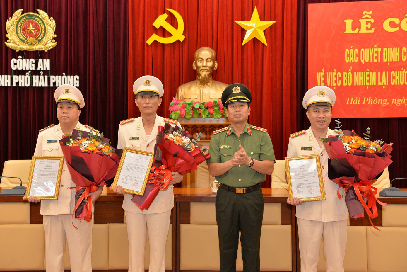 Thiếu tướng Vũ Thanh Chương, Giám đốc CATP Hải Phòng thừa ủy quyền Bộ trưởng BCA trao các quyết định bổ nhiệm lại. Ảnh: Chinhphu.vn.
