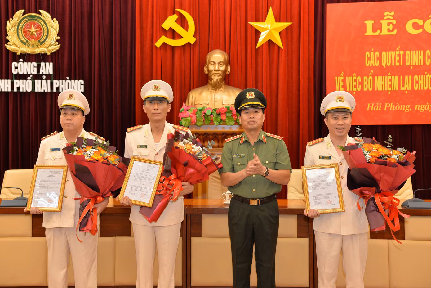 Thiếu tướng Vũ Thanh Chương, Giám đốc CATP Hải Phòng thừa ủy quyền Bộ trưởng BCA trao các quyết định bổ nhiệm lại. Ảnh: Chinhphu.vn.