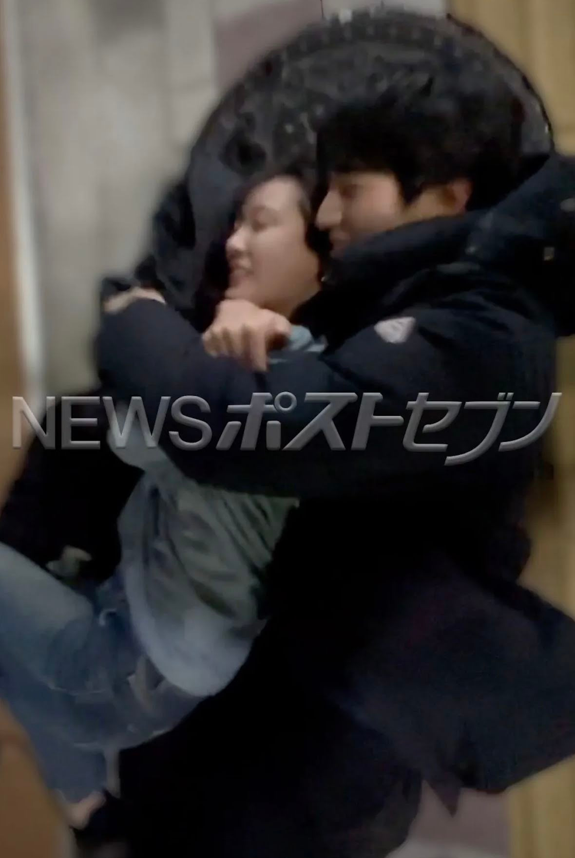 Hình ảnh Kazuma Sasaki và Chiharu Mori ôm ấp nhau trên phố như người yêu. Ảnh cắt từ clip.