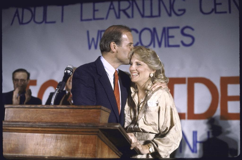 Từ một cuộc hẹn hò giấu mặt, ông bà Biden gắn bó gần 50 năm và trở thành cặp đôi quyền lực nhất nước Mỹ ở thời điểm hiện tại. Ảnh: Getty Images. Từ một cuộc hẹn hò giấu mặt, ông bà Biden gắn bó gần 50 năm và trở thành cặp đôi quyền lực nhất nước Mỹ ở thời điểm hiện tại. Ảnh: Getty Images.