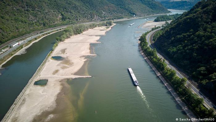 Tàu bè di chuyển chật vật trên những con sông cạn nước ở Đức. Ảnh: DW Tàu bè di chuyển chật vật trên những con sông cạn nước ở Đức. Ảnh: DW