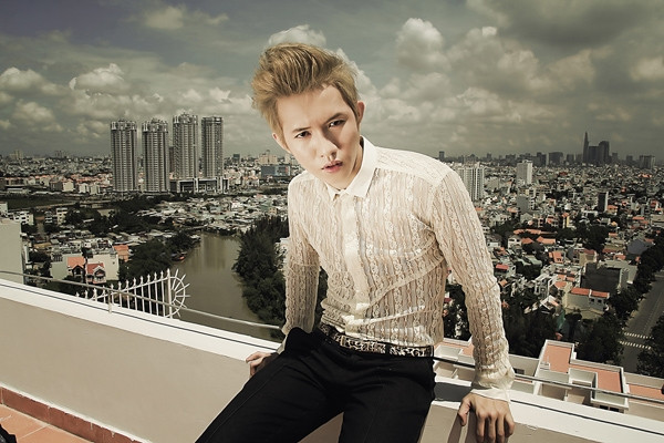 Bên cạnh ren, áo sơ mi với những chất liệu vải mềm và nhẹ khác cũng rất được ưa chuộng, cho bạn trai vẻ đẹp nam tính hơn. Bên cạnh ren, áo sơ mi với những chất liệu vải mềm và nhẹ khác cũng rất được ưa chuộng, cho bạn trai vẻ đẹp nam tính hơn.