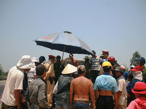 Người đàn ông bị “chôn sống” vì ngăn thi công đường ảnh 3