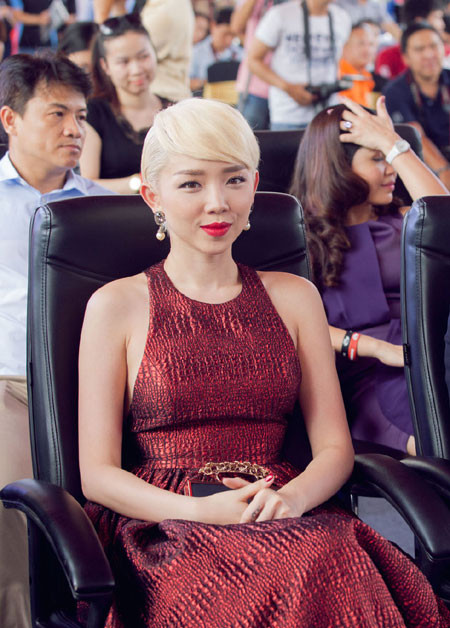 Tóc Tiên bất ngờ sánh đôi cùng Kim Lý ảnh 3