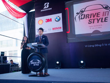 Tóc Tiên bất ngờ sánh đôi cùng Kim Lý ảnh 2