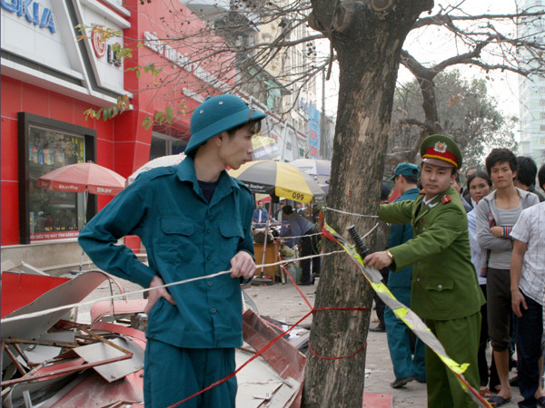 Công an và bảo vệ có mặt để phong tỏa hiện trường