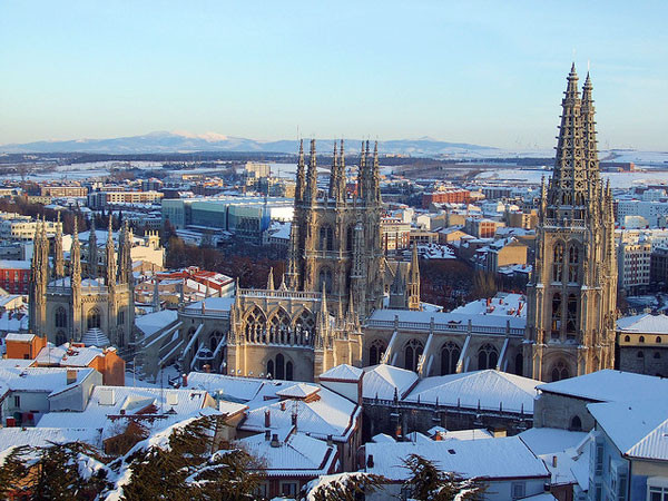 Nhà thờ Burgos, Tây Ban Nha: là một nhà thờ thời trung cổ ở Burgos dành riêng cho Đức mẹ đồng trinh Maria. Nhà thờ nổi tiếng với kích thước rộng lớn và kiến trúc Gothic độc đáo. Năm 1221, nhà thờ này được xây dựng và đến năm 1567 mới hoàn thành