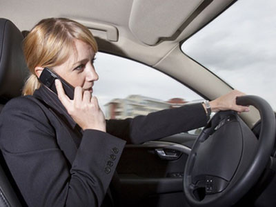 Phần lớn thanh niên gặp tai nạn vì lý do sử dụng các thiết bị điện thoại khi đang điều khiển xe nhiều hơn các độ tuổi khác . Phần lớn thanh niên gặp tai nạn vì lý do sử dụng các thiết bị điện thoại khi đang điều khiển xe nhiều hơn các độ tuổi khác