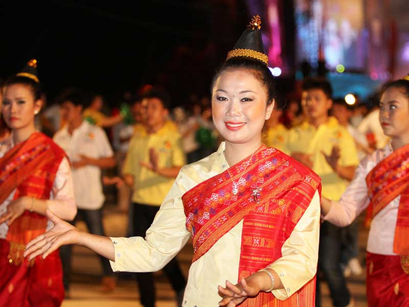 Đêm hội càng phong phú, hấp dẫn hơn với các điệu múa hay quấn hút người xem