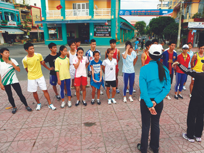 Cặp đôi HLV đội Khánh Hòa Khánh Đoan và Hoàng Thị Huyền Nga điểm quân