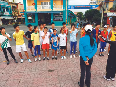 Cặp đôi HLV đội Khánh Hòa Khánh Đoan và Hoàng Thị Huyền Nga điểm quân