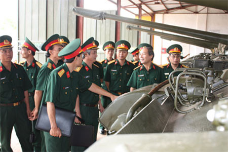 Các đại biểu tham quan Khu kỹ thuật của Trường Sĩ quan Tăng - Thiết giáp