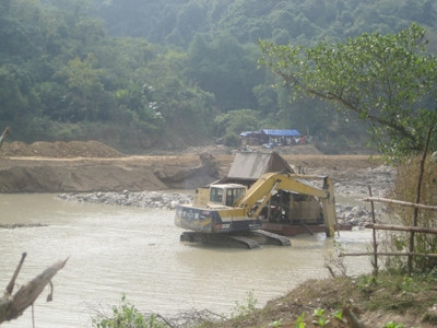 Máy móc tham gia tìm vàng trên sông Chà Hạ