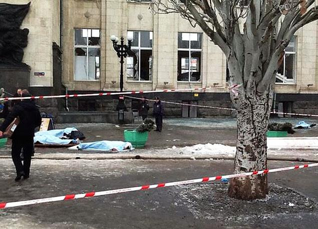 Thi thể nạn nhân nằm ở cổng vào nhà ga xe lửa