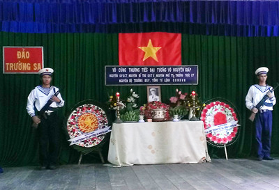 Bàn thờ Đại tướng Võ Nguyên Giáp tại hội trường đảo Trường Sa. Bàn thờ Đại tướng Võ Nguyên Giáp tại hội trường đảo Trường Sa