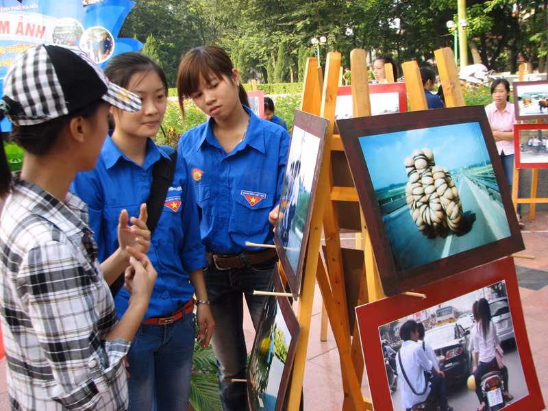 Thanh niên Hà Nội với triển lãm tranh về an toàn giao thông. Ảnh: Nguyễn Hà. Thanh niên Hà Nội với triển lãm tranh về an toàn giao thông. Ảnh: Nguyễn Hà