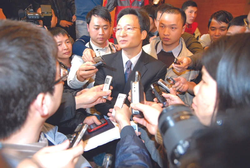 Ông Vũ Đức Đam trong vòng vây báo chí sau cuộc họp do Thủ tướng chủ trì