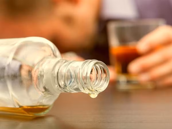 Dấu hiệu gan đang bị 'phá nát' do rượu bia ảnh 1