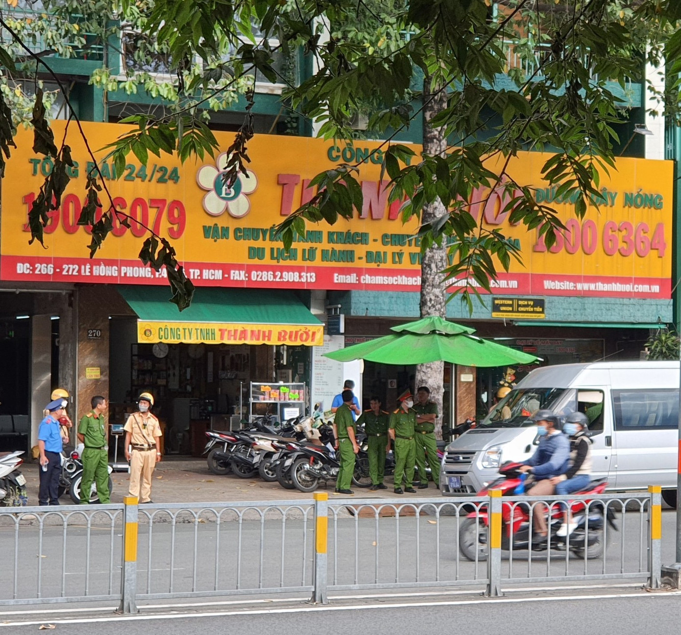 Lực lượng chức năng kiểm tra trụ sở Công ty Thành Bưởi vào chiều 26/10.