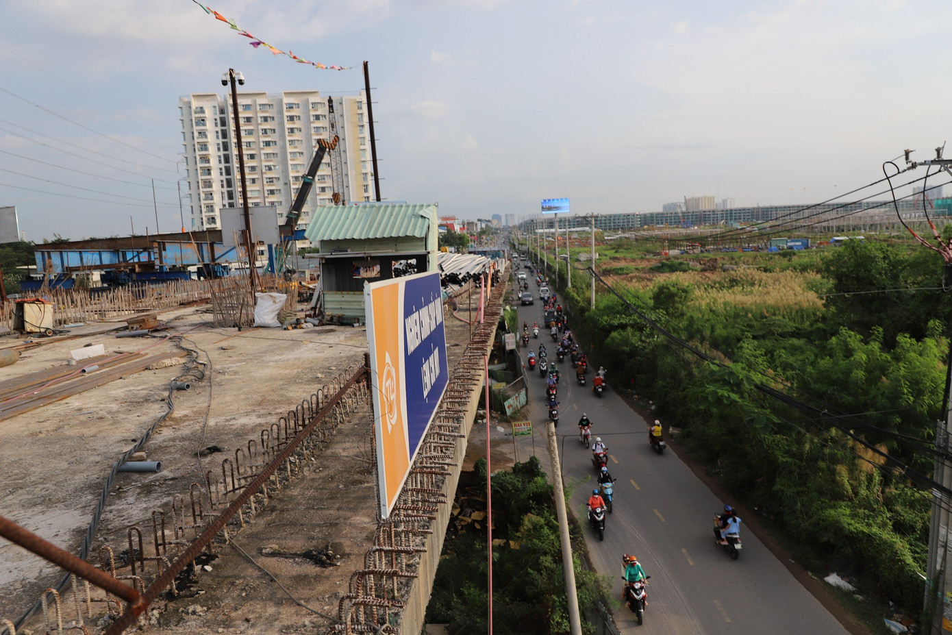 Đồng thời, tiếp tục đẩy nhanh tiến độ thi công, phấn đấu hoàn thành 100% khối lượng thi công, thông xe cầu Nam Lý vào dịp 2/9/2024.