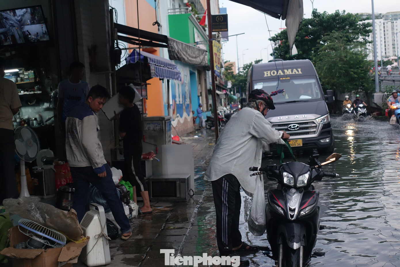 Nước ngập khiến đời sống sinh hoạt và việc kinh doanh của người dân ở khu vực bị ảnh hưởng.