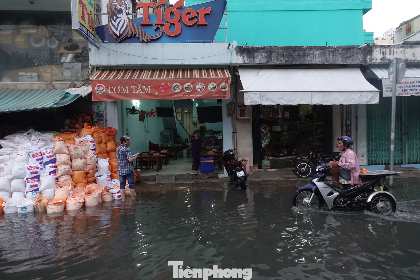 Chiều 30/10, triều cường Rằm tháng Chín Âm lịch đạt đỉnh, tiếp tục gây ngập nhiều tuyến đường, khu dân cư thuộc vùng trũng, thấp, ven sông, kênh rạch ở TPHCM.