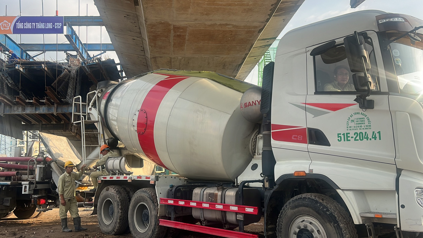 Hiện nay trên phạm vi công trường, các nhà thầu đang tích cực đẩy nhanh tiến độ thi công.