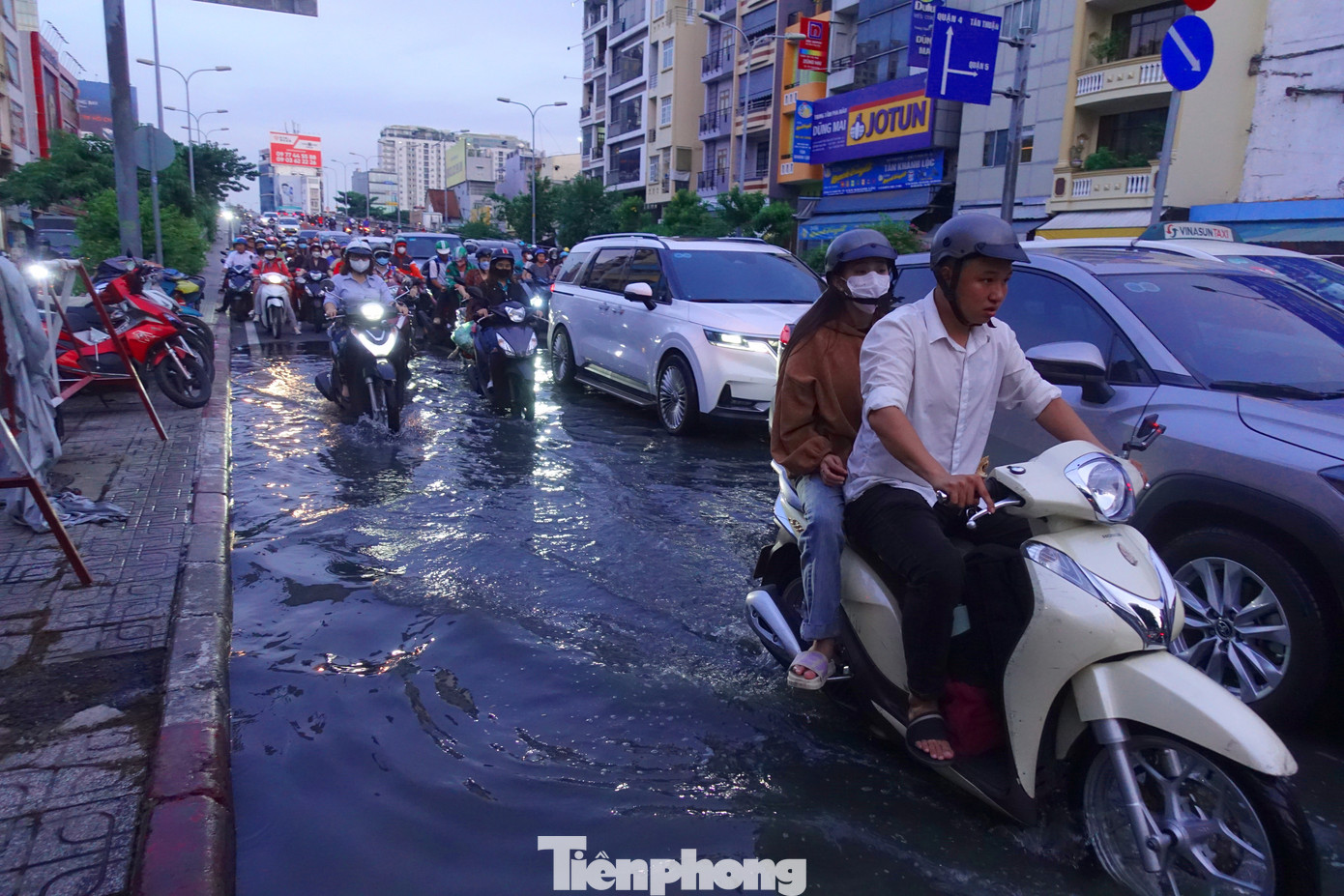 Ngập úng gây ùn ứ ở đoạn cầu Calmette.