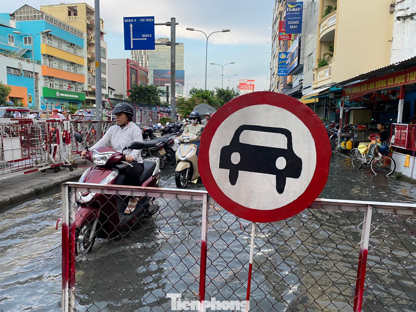 Cơ quan chức năng cắm bảng hạn chế xe ô tô lưu thông ở đoạn ngập sâu.