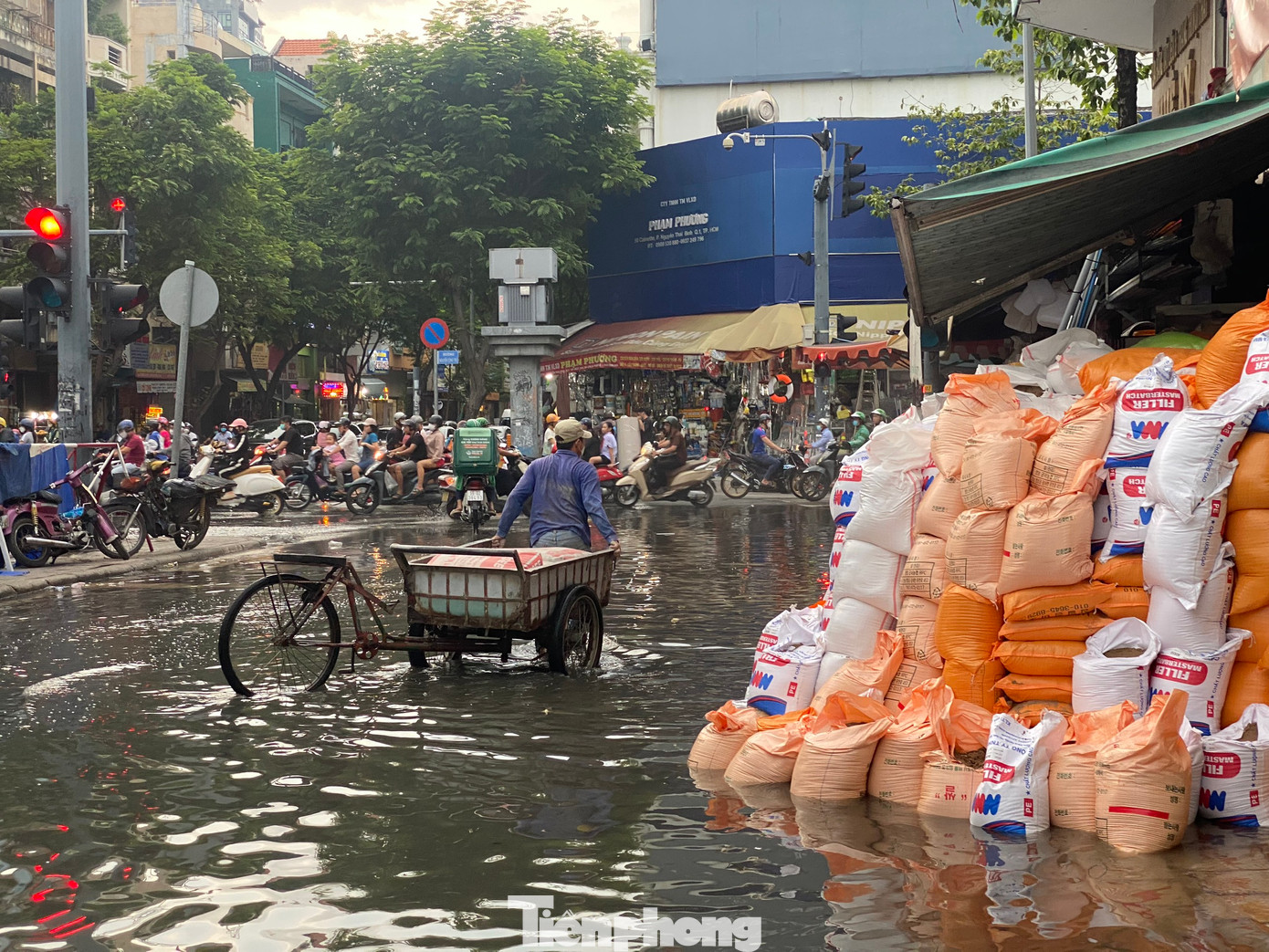 Ông Lê Tiến Sĩ - Chánh Văn phòng UBND quận 1 (TPHCM) cho biết, cốt nền một đoạn đường Calmette khá thấp. Hiện nay, chính quyền địa phương thường xuyên cho nạo vét cống thoát nước xung quanh khu vực đường Calmette để kịp thời thoát nước khi mưa lớn kết hợp triều cường.