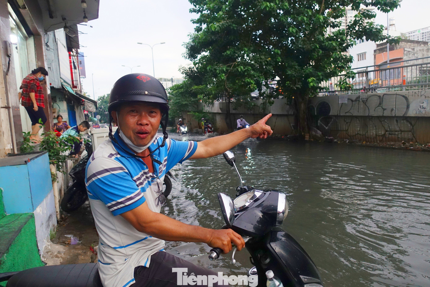 Theo người dân địa phương, khu vực đường Calmette (đoạn cạnh cầu Calmette) có nền đường thấp và thường xuyên ngập mỗi khi triều cường.