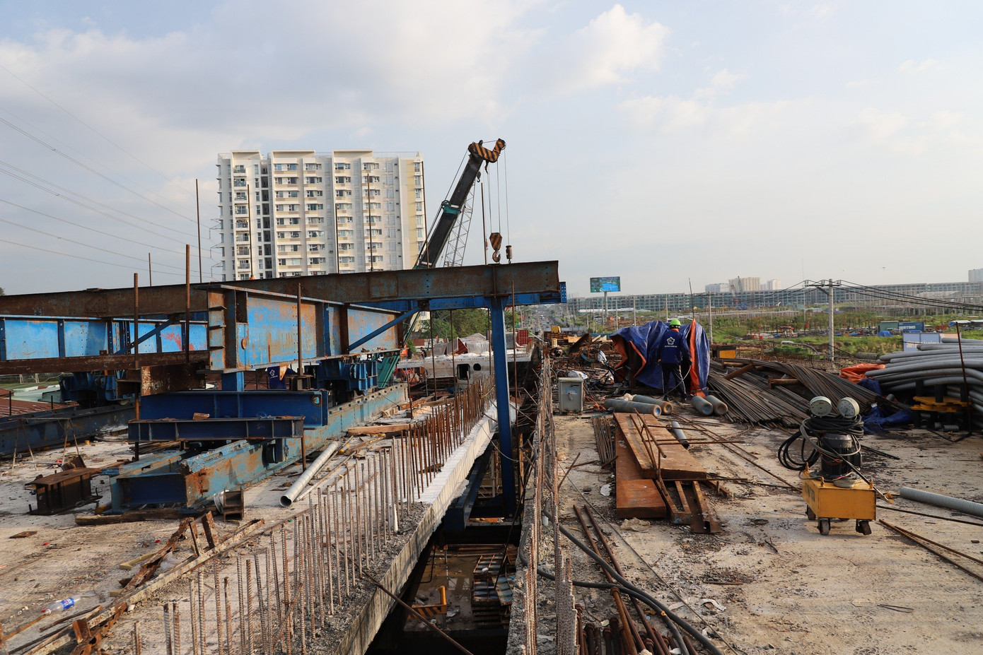 Công trình khởi công ngày 8/10/2016, đến tháng 3/2019 phải tạm dừng thi công vì không có mặt bằng để tiếp tục triển khai. Đến cuối tháng 3 năm nay, UBND TP.Thủ Đức đã bàn giao mặt bằng cho chủ đầu tư để tiếp tục thi công dự án.