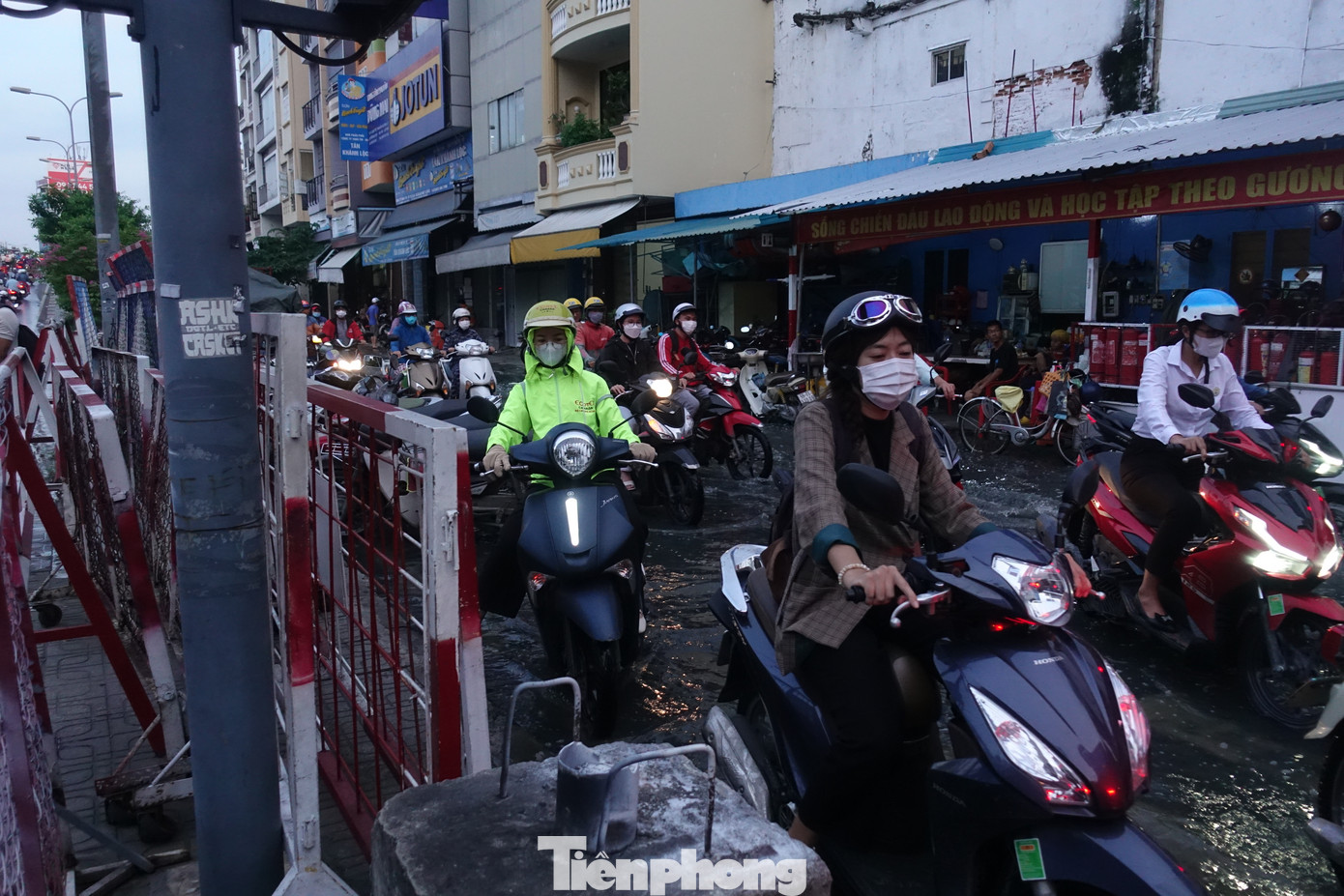 Tại khu vực chân cầu Calmette (điểm giao giữa đường Calmette với Nguyễn Công Trứ), nước ngập sâu khiến giao thông ùn ứ trong giờ tan tầm.