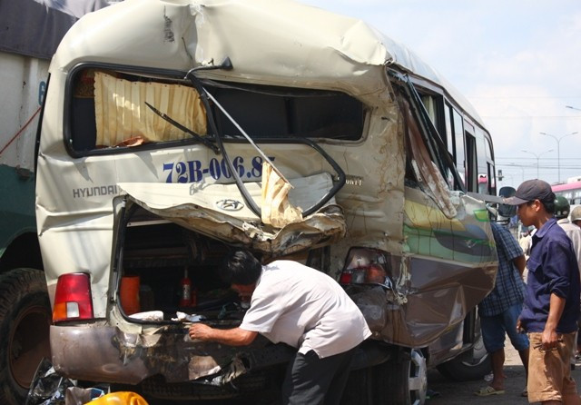 Ghi nhận tại hiện trường, chiếc xe khách bị vỡ nát phần sau, đầu xe ben cũng bị hư hỏng nhẹ, một chiếc xe máy bị xe tải cuốn vào ngầm nát hoàn toàn. Tủ bán bánh mì, sạp bán trái cây, rau của người dân bên đường bị hư hỏng hoàn toàn