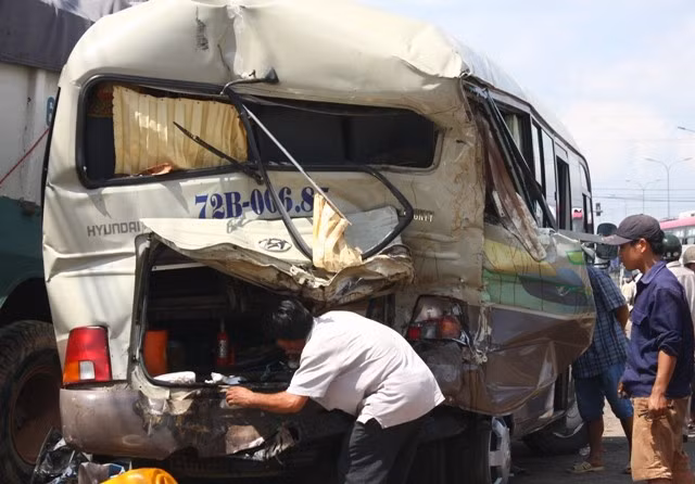 Ghi nhận tại hiện trường, chiếc xe khách bị vỡ nát phần sau, đầu xe ben cũng bị hư hỏng nhẹ, một chiếc xe máy bị xe tải cuốn vào ngầm nát hoàn toàn. Tủ bán bánh mì, sạp bán trái cây, rau của người dân bên đường bị hư hỏng hoàn toàn