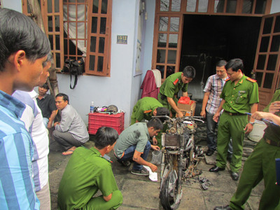 Lực lượng chức năng khám nghiệm điều tra nguyên nhân vụ hoả hoạn