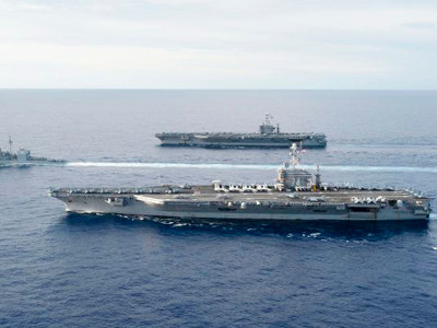 Tàu sân bay USS John C. Stennis (phía trước) và USS George Washington bơi theo đội hình cùng một tàu hộ tống ở gần Guam hồi tháng 9. Nguồn: Hải quân Mỹ