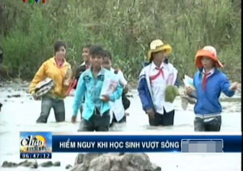 Ngày ngày, các em học sinh ở Kông Chro (Gia Lai) vẫn phải bất chấp nguy hiểm vượt sông tìm chữ