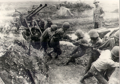 Trong trận Điện Biên Phủ trên không, pháo cao xạ đã được lệnh ôm sát các trận địa tên lửa để bảo vệ hỏa lực đánh B-5