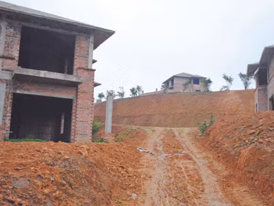 Khu vực đồi Đá Bạc tại xã Yên Bài (Ba Vì) đã bị san phẳng để xây biệt thự. Ảnh: Tuấn Minh