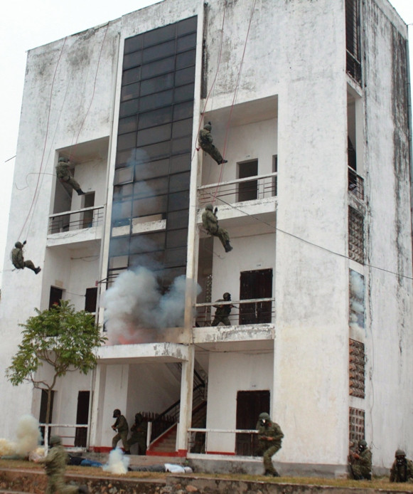 Xem đặc công Việt Nam leo tường, khống chế khủng bố ảnh 3