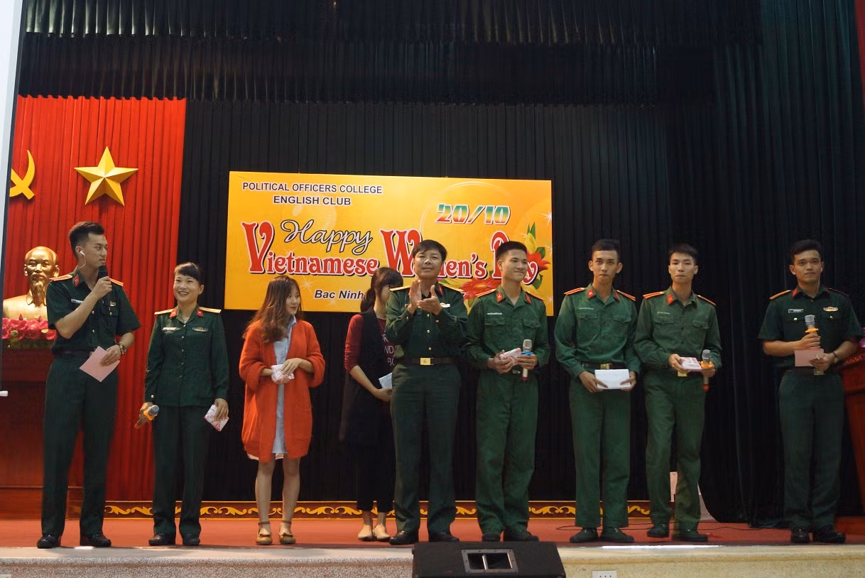 Học viên áo lính trổ tài ngoại ngữ ảnh 5