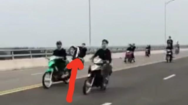 Thanh niên đầu trần, bốc đầu xe trên cầu Thanh niên đầu trần, bốc đầu xe trên cầu