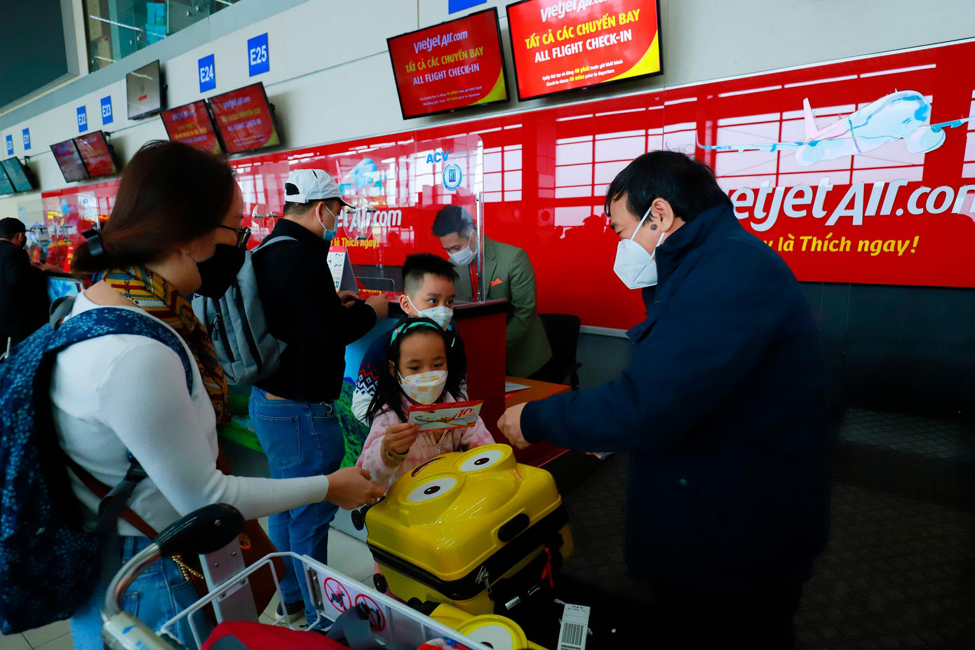 Ngày mùng 1 Tết, Phó tổng giám đốc Vietjet Nguyễn Đức Thịnh đã tới sân bay Nội Bài, lì xì các hành khách bay Vietjet trong ngày đầu năm (ảnh: Đức Minh) Ngày mùng 1 Tết, Phó tổng giám đốc Vietjet Nguyễn Đức Thịnh đã tới sân bay Nội Bài, lì xì các hành khách bay Vietjet trong ngày đầu năm (ảnh: Đức Minh)