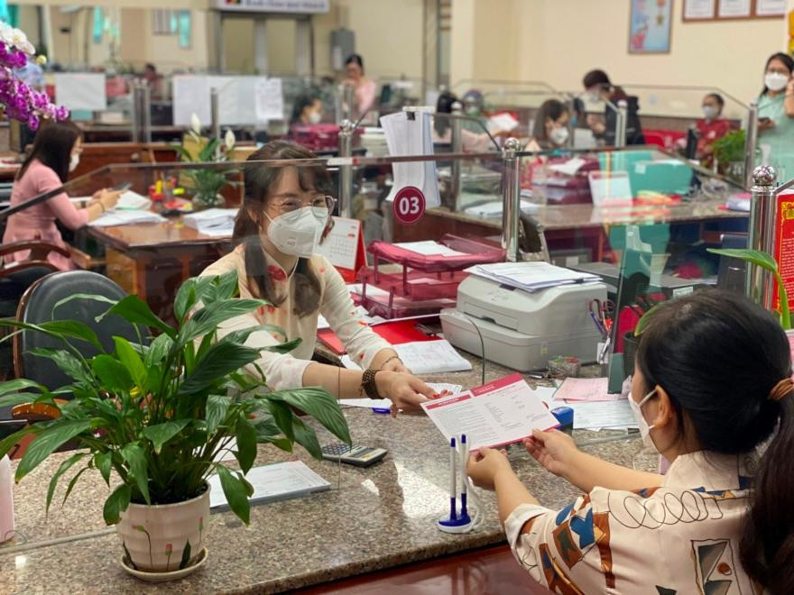 Khách hàng đang giao dịch tại Agribank Chi nhánh Ninh Thuận