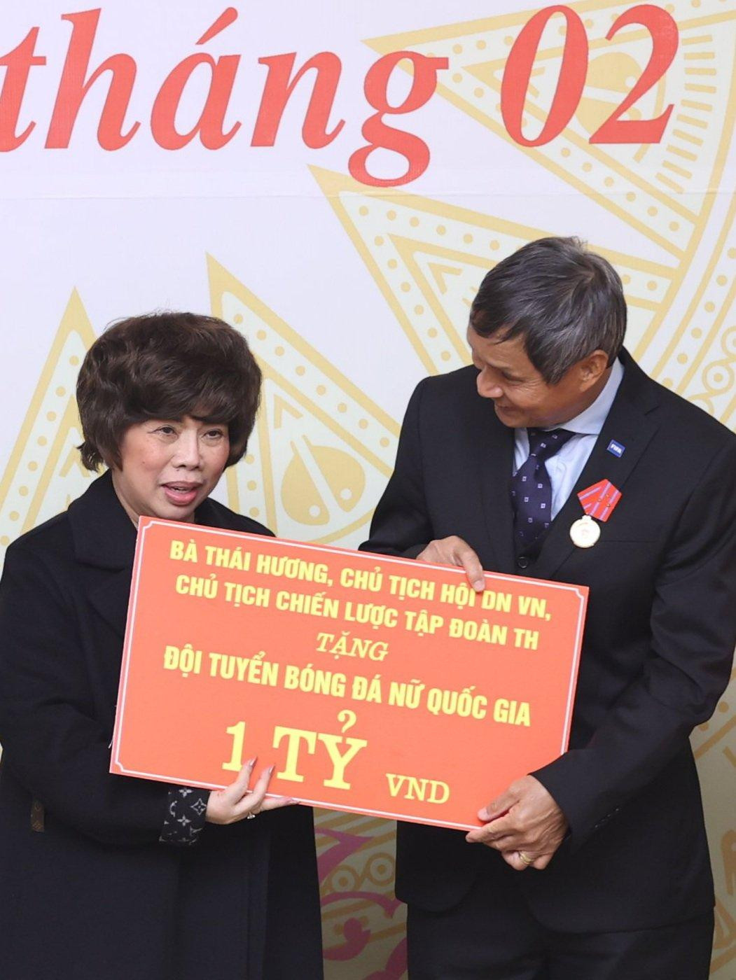 Bà Thái Hương trao tặng đội tuyển bóng đá nữ quốc gia Việt Nam 1 tỷ đồng tiền mặt, 500 triệu đồng sản phẩm, 5 năm miễn phí sử dụng các sản phẩm tốt cho sức khỏe của TH. Ảnh: LH