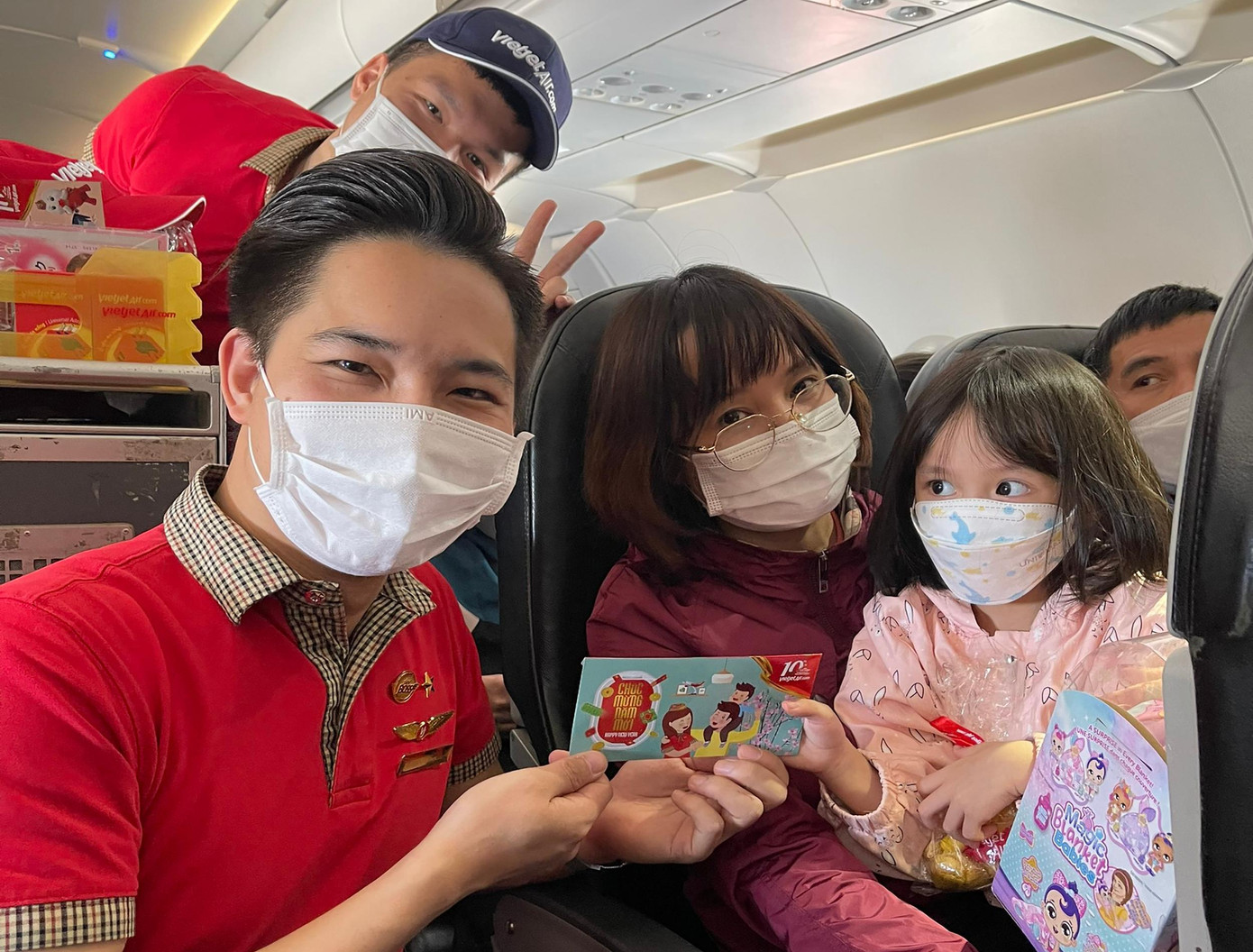 Nguyễn Hữu Giáp lì xì một hành khách nhí trên chuyến bay ngày mùng 1 Tết (ảnh: H.M) Nguyễn Hữu Giáp lì xì một hành khách nhí trên chuyến bay ngày mùng 1 Tết (ảnh: H.M)