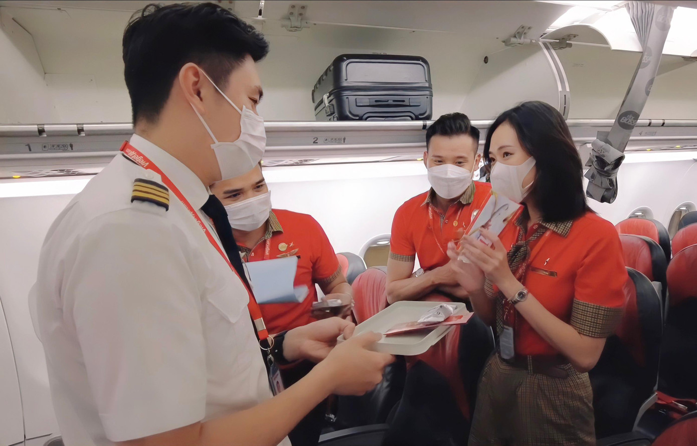 Phi công Dương Nhã Tuấn cùng các thành viên phi hành đoàn mừng tuổi, đón giao thừa sau chuyến bay Huế - TP HCM ( ảnh cắt từ clip) Phi công Dương Nhã Tuấn cùng các thành viên phi hành đoàn mừng tuổi, đón giao thừa sau chuyến bay Huế - TP HCM ( ảnh cắt từ clip)