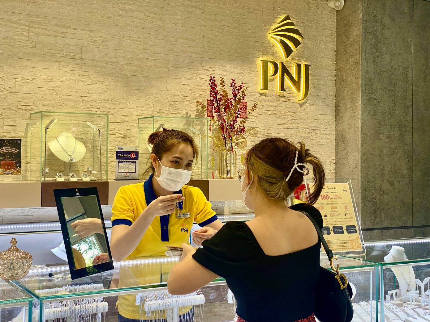 Nhiều bạn nữ mua sắm trang sức để tự thưởng và cũng là để trở nên mới mẻ hơn.